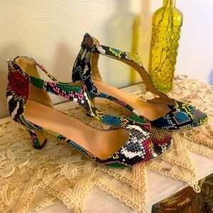Snake pattern 1.5 in heels snakeskin zipper back never worn size 10